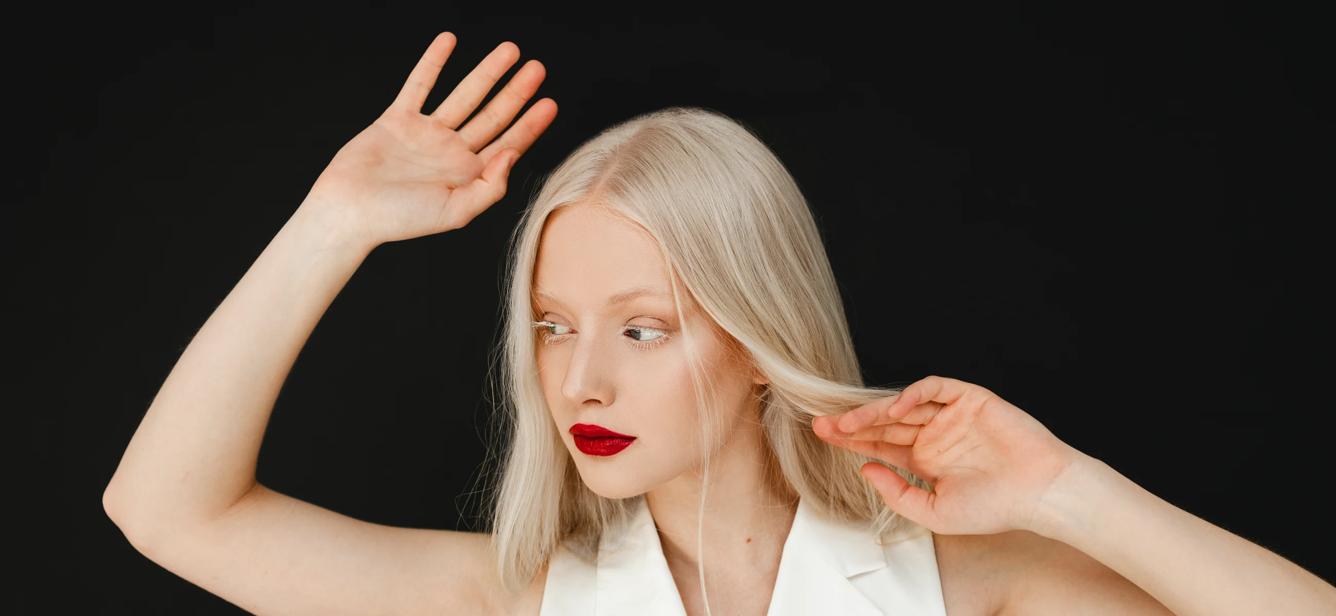 From aging to autoimmune diseases - the common causes of white hair